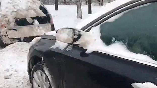 Перестарался: снегоуборщик «убрал» зеркала у машин в Петербурге