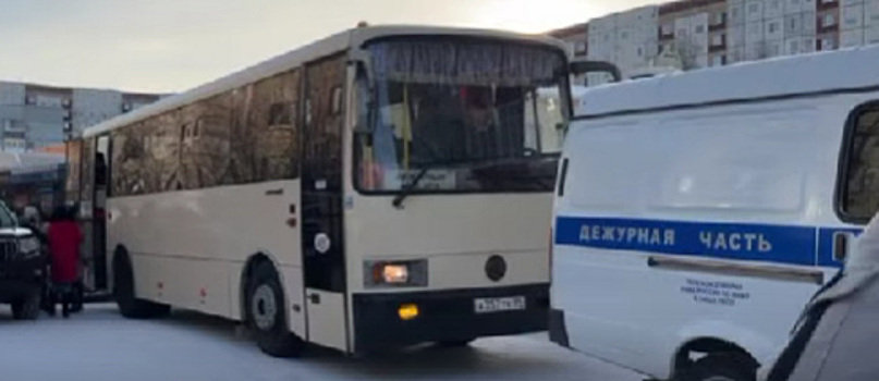 Жители Надыма сообщили об эвакуации учеников из школы