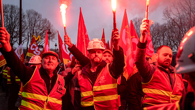 Французские рабочие вышли на акцию протеста в Париже