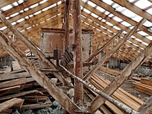 «Ремонтники просто взяли и ушли с объекта». Жильцы дома на Мясницкой живут с разобранной крышей почти год