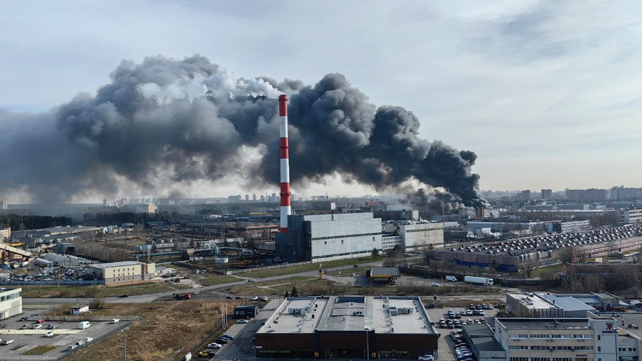 На севере Петербурга в ангаре произошел пожар