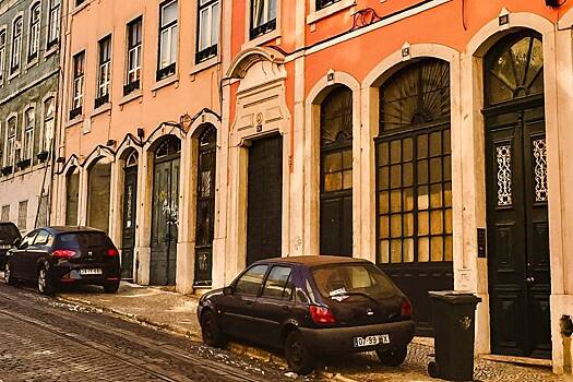 Водителям напомнили про штрафы за езду по тротуарам