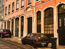 Водителям напомнили про штрафы за езду по тротуарам