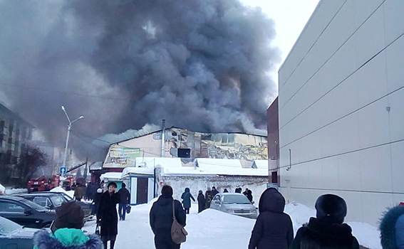 "Мы были в ужасе": что творится на пожаре на главном рынке Искитима