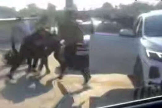 Mash: в Казани на видео попала массовая драка на парковке