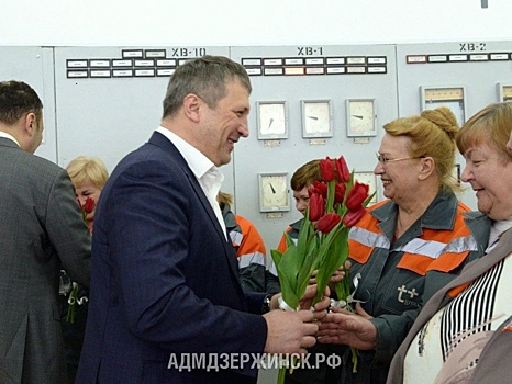 Глава Дзержинска поздравил сотрудниц Дзержинской ТЭЦ