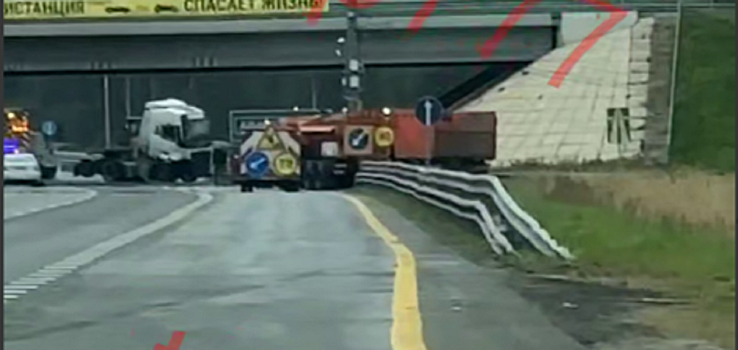 На шоссе под Чеховом образовалась гигантская пробка из-за столкновения грузовиков