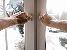 В Оренбургской области родители заставили детей выпрыгнуть из окна