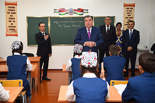 Школьники Таджикистана будут грызть гранит науки 12 лет