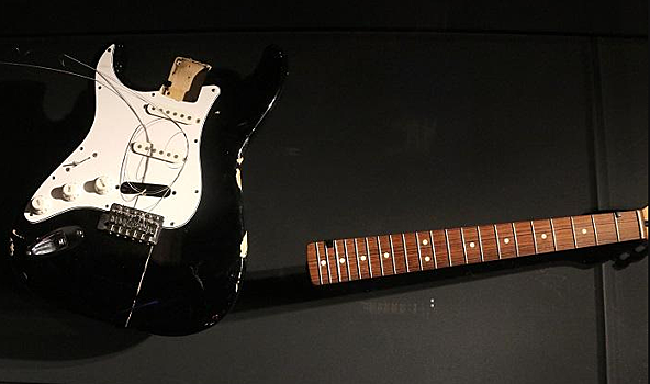 На аукционе продадут гитару Курта Кобейна