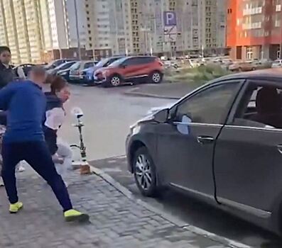 На челябинца, отхлеставшего шумных девушек ремнем, завели три дела