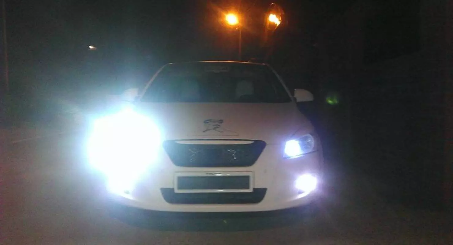 Фары ближнего света и дневные ходовые обозначения. Фары машины пдд. Световые приборы на машине. Фара машины ближним планом. Какой свет должен быть включен в машине днем.