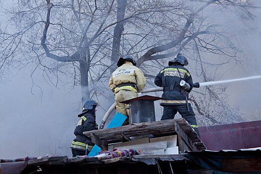 На северо-западе Москвы загорелись гаражи