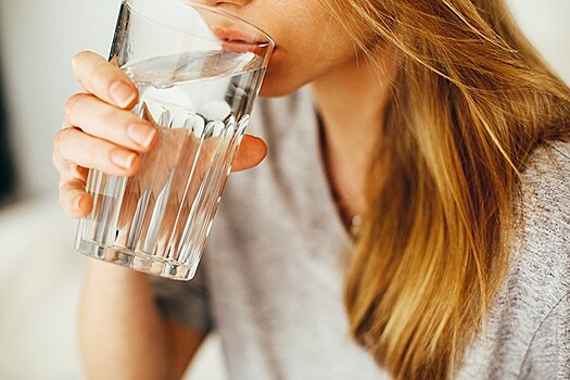 Гастроэнтеролог объяснил, сколько воды нужно выпивать в день