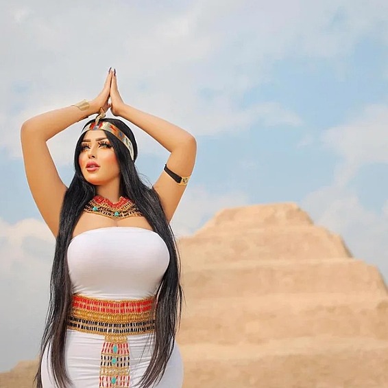 Издание  Egypt Independent рассказало, что имя девушки — Сальма аль-Шими (Salma al-Shimi) и она известная в Северной Африке танцовщица. 