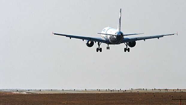 Летевший из Красноярска самолет аварийно сел в Хабаровске