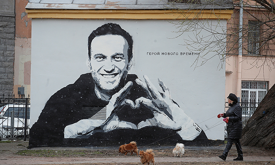 В июне 2021-го в Женеве перед саммитом США и России появилось граффити с оппозиционером Алексеем Навальным и надписью «Герой нашего времени» на французском. Оно повторяет рисунок, появившийся в Пушкарском саду Санкт-Петербурга в апреле. 