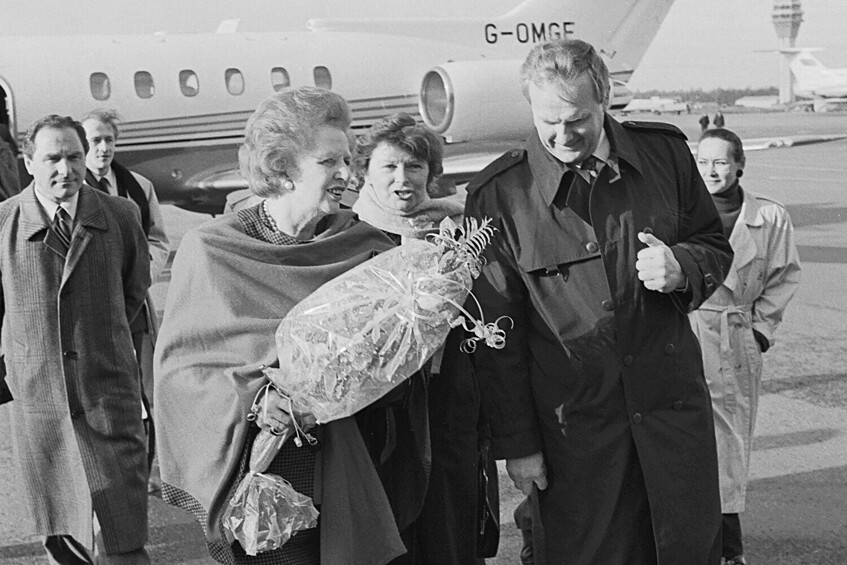 Мэр Санкт-Петербурга Анатолий Собчак и британский политик Маргарет Тэтчер, прибывшая на международный форум предпринимателей «Восточный экспресс в мировую экономику», во время торжественной церемонии встречи в аэропорту Пулково, 1991 год