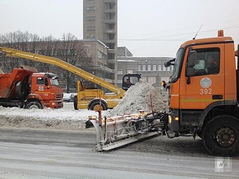 Первый снег в Петербурге вышли убирать более восьми тысяч дворников