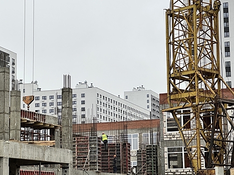 Более 100 человек задействованы в строительстве школы в «Лугометрии»