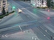 На площади Капошвара на большой скорости опрокинулся автомобиль