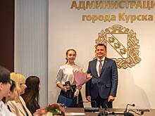 Игорь Куцак вручил паспорта юным курянам