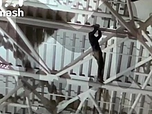 Забравшегося под крышу аэропорта Внуково мужчину сняли с высоты