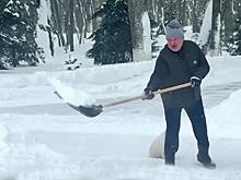 Президент Беларуси лично взялся за расчистку снежных сугробов