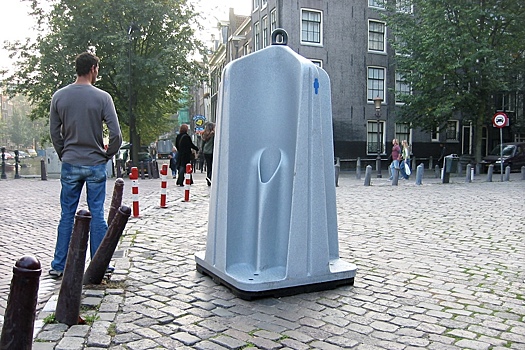 Зачем в Амстердаме поставили открытые туалеты
