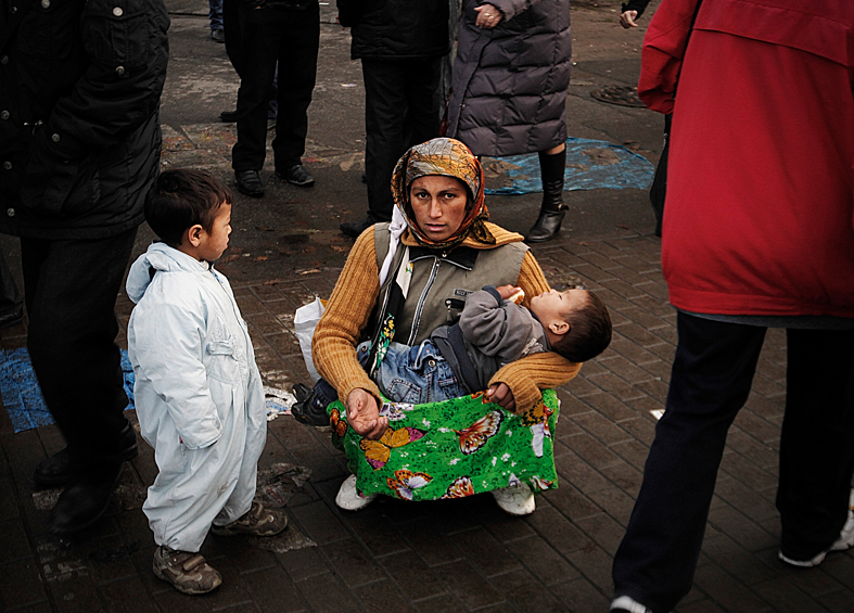 Цыганка с детьми на одной из улиц Санкт-Петербурга