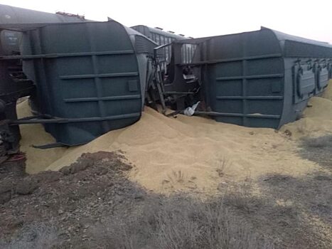 В Казахстане сошли с рельсов и опрокинулись пять вагонов грузового поезда