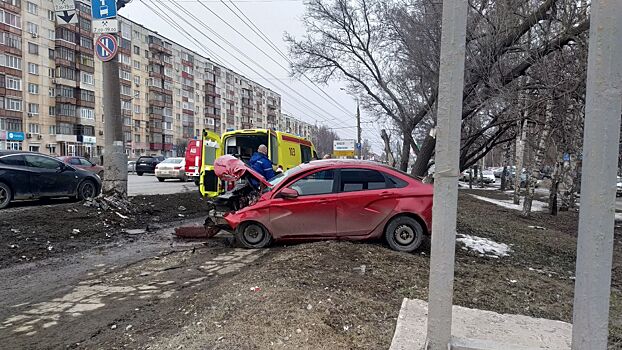 Автомобиль врезался в столб на улице Удмуртской в Ижевске
