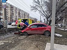Автомобиль врезался в столб на улице Удмуртской в Ижевске