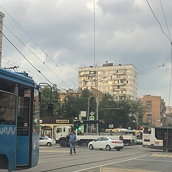 Автокран врезался в трамвайные провода на востоке столицы