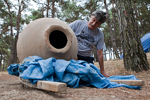 Черепок, бусинка и бронзовая птичка