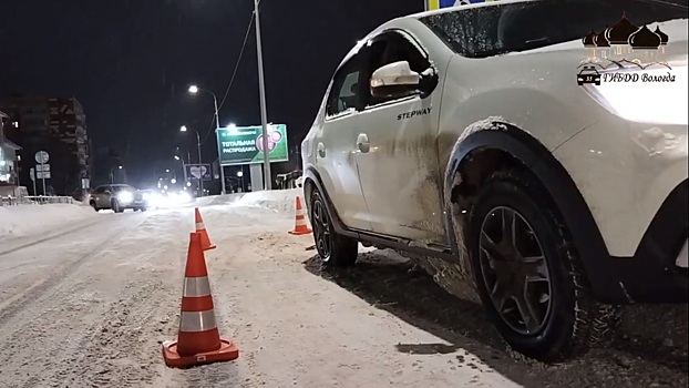 Автомобиль наехал на папу с дочкой в коляске в Вологде