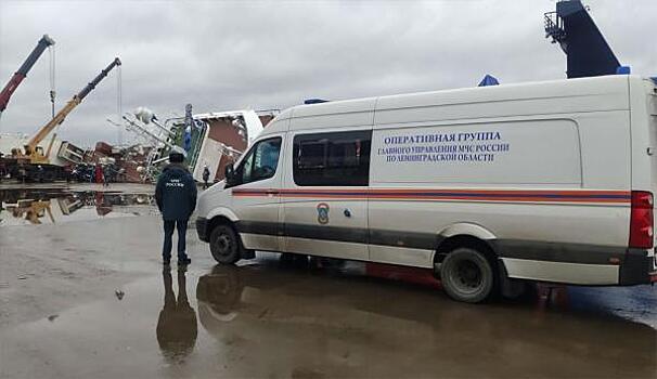 Двоих рабочих заблокировало в трюме перевернувшегося корабля в Ленобласти