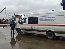 Двоих рабочих заблокировало в трюме перевернувшегося корабля в Ленобласти