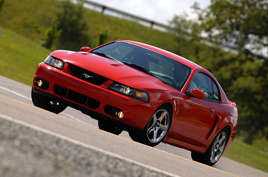 Mustang SVT Cobra «Terminator». Спорткар 2003–2004 годов с нескромным, но точным прозвищем Terminator — кульминация развития четвертого «Мустанга». Чрезвычайно крутым его делают два обстоятельства. Первое — 396-сильный V8 из семейства Modular объемом 4,6 литра с механическим нагнетателем. Схожие фордовские агрегаты с четырьмя клапанами на цилиндр полностью алюминиевые, но «сердце» «Терминатора» стоит особняком. У него чугунный блок для повышенных нагрузок.