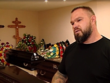 В Екатеринбурге жители многоэтажки пытаются выселить из дома магазин гробов