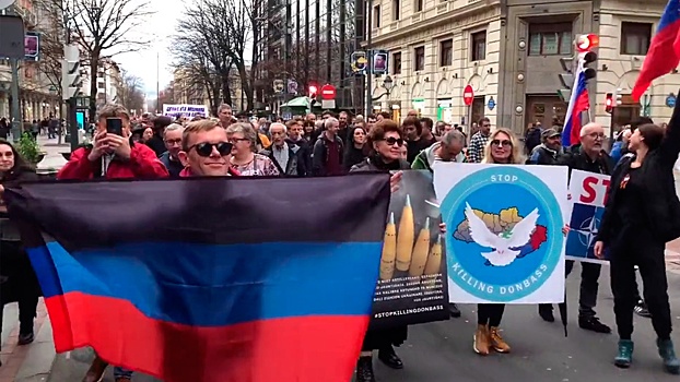Более 2 тысяч жителей Бильбао вышли на улицы города с флагами РФ, ДНР и ЛНР