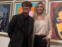 Марина Юдашкина сделала выбор в пользу светлых брюк, песочного жакета и балеток