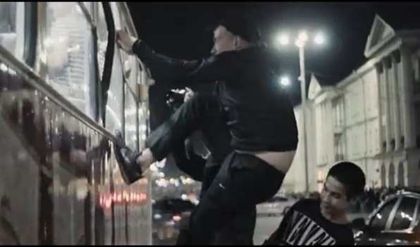 Появилось видео, как во время «Ночи музыки» парень выбил окно в трамвае, где пел Noize MC
