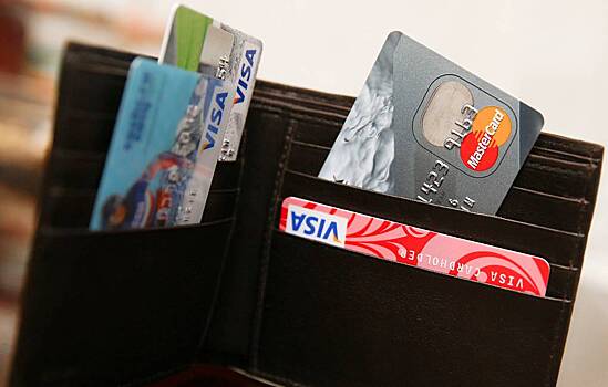 В Думе оценили идею о платном выпуске банковских карт