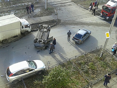 В Саратове Qashqai врезался в ВАЗ 2112 и перевернулся вверх колесами