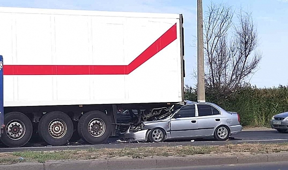 В ДТП с иномаркой и фурой в Волгограде пострадала 22-летняя девушка