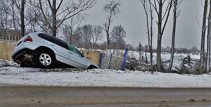 На трассе в Ростовской области автомобиль столкнулся с автобусом