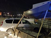 В Челябинске легковушка влетела в салон сотовой связи