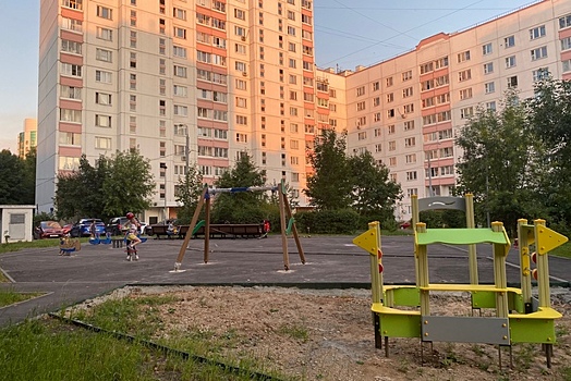 В трех обновленных дворах Старого Крюково устанавливают малые архитектурные формы