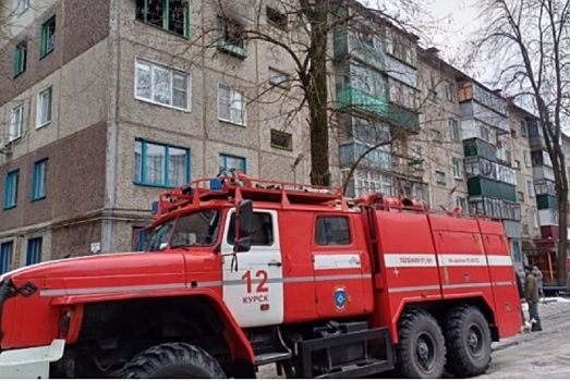 В Курсе спасатели эвакуировали из пожара четырех человек